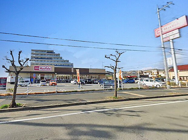 マックスバリュ平岡店まで約660m 　営業時間：7：00〜23：45。駐車場完備。朝から夜まで空いており便利です。最大限の『Max』価値『Valu』でおいしい食料品を提供しています。