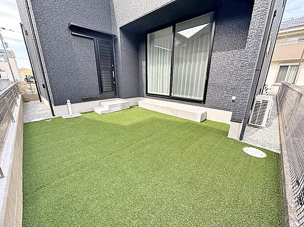 【庭】広めのプライベートガーデン。洗面室からも直接出入りできるので、ガーデニングやBBQの時でもすぐに手洗いができます。