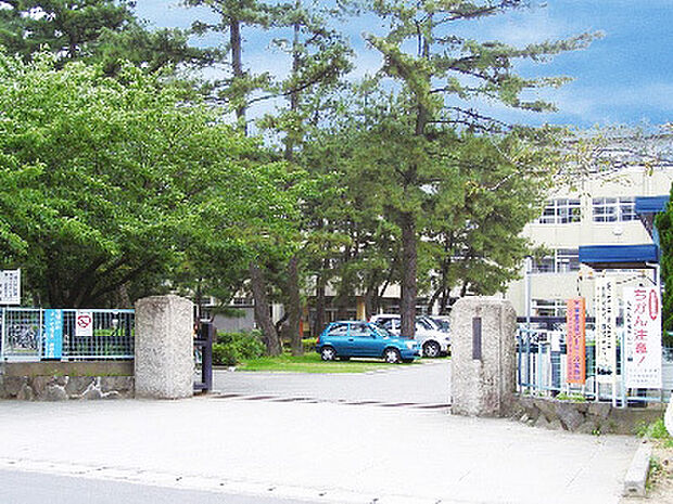 加古川市立浜の宮小学校まで約370m 　教育目標を「こころ豊かにたくましく生きる力を育てる」としています。