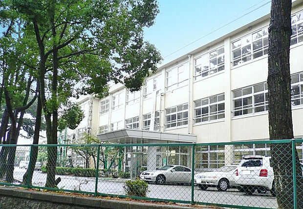 加古川市立浜の宮中学校まで約80m 　教育目標を「自立」「創造」「尊重」「挑戦」としています。　