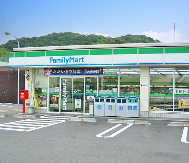ファミリーマート浜の宮駅前店まで約310m 　24時間営業(日曜のみ時短営業)。駐車場完備。軽食や飲み物をはじめ、売店で扱うさまざまな商品を用意。酒類・たばこ類のサービスもあります。