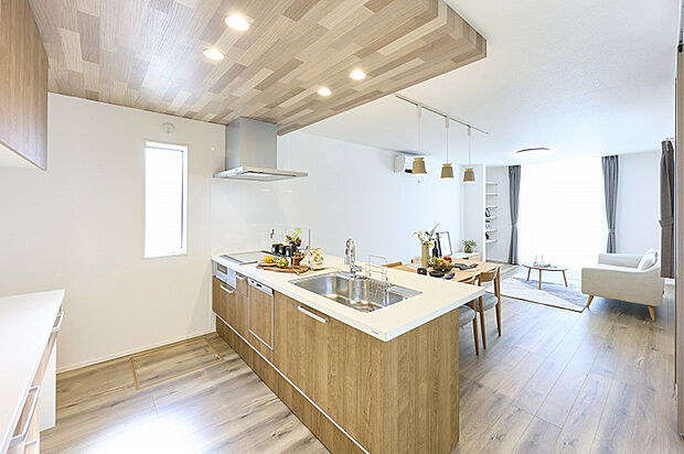 【キッチン】リビングに目配せしやすいカウンターキッチン。