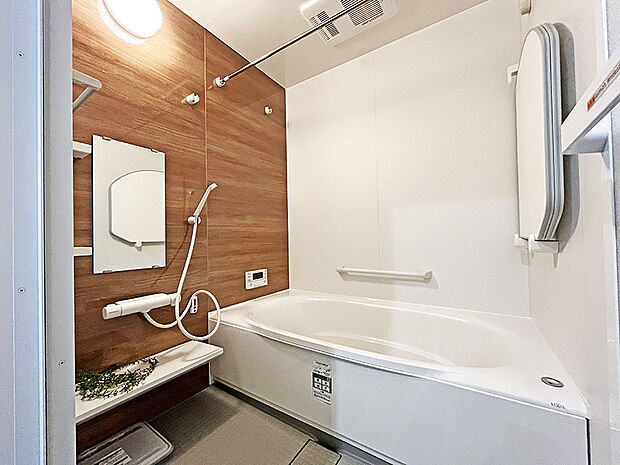 【浴室】広々の浴槽でゆったり入浴出来ます。浴室で洗濯物も干せます。