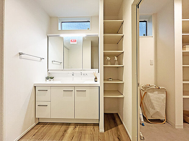 【洗面室】広々の洗面室で朝の支度ラッシュも快適に使えます。
