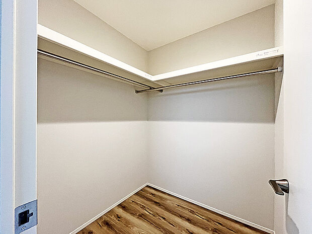 【収納】沢山収納出来るウォークインクローゼット。季節物もきれいにすっきり収納。