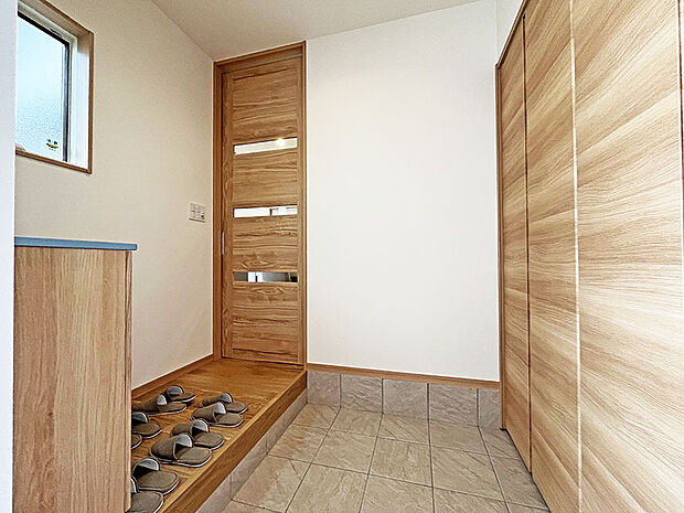 【玄関】しっかり収納出来るシューズクローゼットがあり玄関はいつもすっきりと使えます。