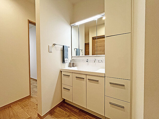 【洗面室】洗面室・脱衣室を分けてプライバシー確保。