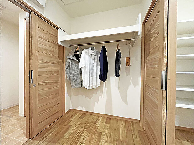 【収納】キッチンからパントリー、ファミリークローゼットが繋がる、使いやすい家事動線が魅力です。