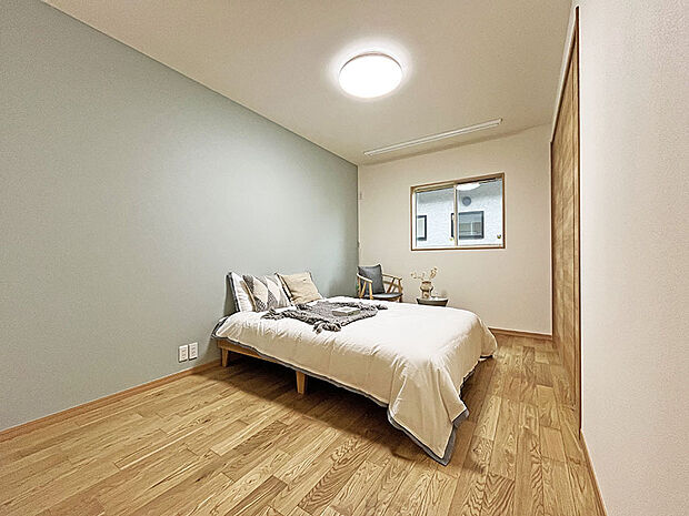 【洋室】約６.７帖のお部屋。収納スペースもありお部屋は広々と◎