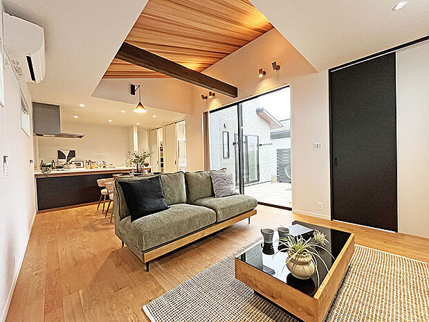 【リビング】インテリアのアクセントにもなる化粧梁が、アウトドア好きなご夫婦のラフでおしゃれな雰囲気を演出します。