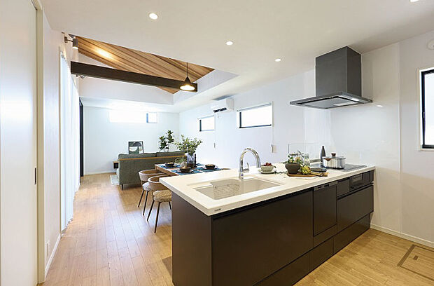 【キッチン】充実設備のキッチン。毎日の家事がスムーズ。フラットキッチンで使い勝手も良い。