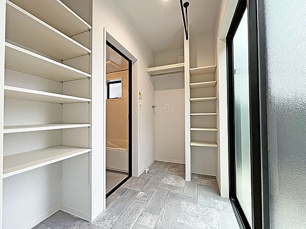 脱衣室】オープンスタイルの収納スペースは片付けしやすくてきれいを保ちやすい。