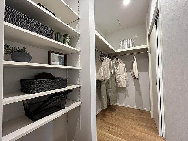 【ＷＩＣ】ファミリークローゼットは洗濯室から直アクセス。洗濯から乾燥、収納と家事効率がアップ。