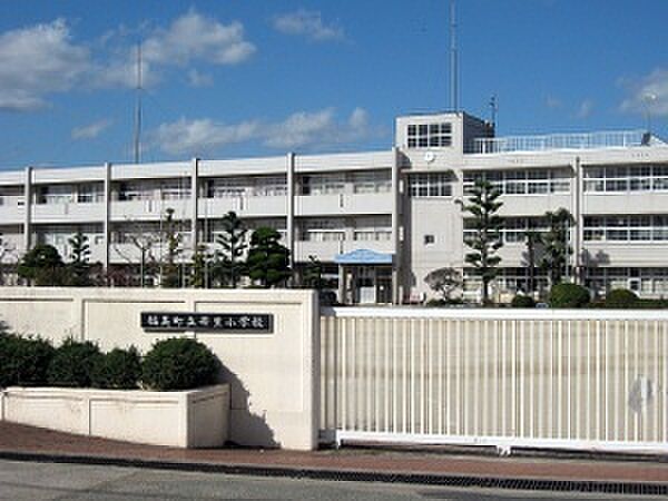 稲美町立母里小学校まで約430m 　教育目標を「自ら学び、こころ豊かに、たくましく生きる子ども」自分自身の力で、「心と体の根っこ」を深く太く張れる子の育成を目指しています。