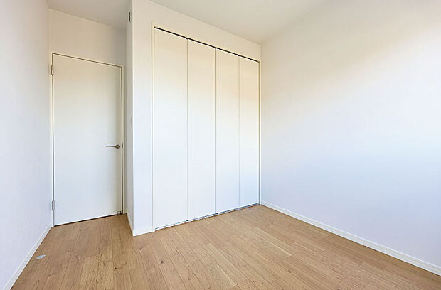 【洋室】お子様が使える洋室。収納スペースがあり１人で片付け出来るお部屋。