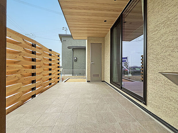 【ポーチ】無垢材で作った造作の外壁が見どころです。