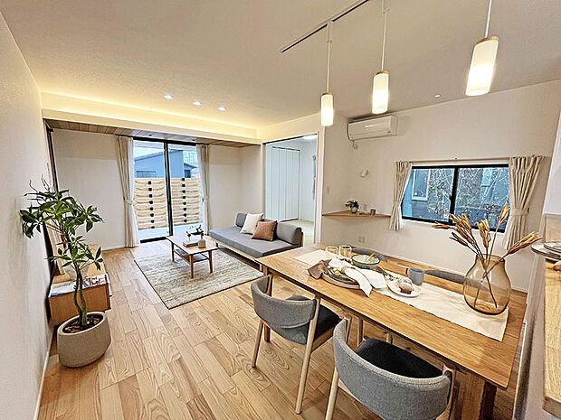 【リビング】道路に面した開口上部に庇を設けることで、直射日光を遮り柔らかい光を室内に入れ込むことができます。