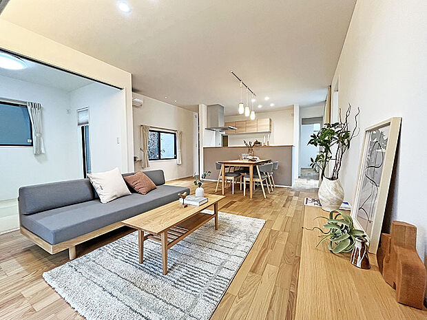 【リビング】約２０.１帖のLDKはゆったり。勉強したり家事をしたりテレビを見たり、家族が自由に過ごせます。