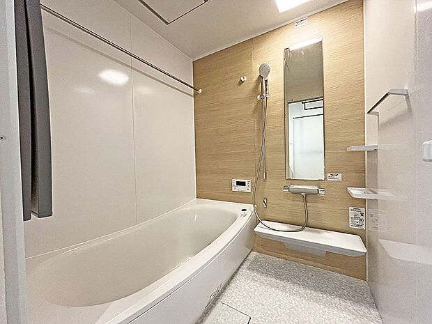 【浴室】保温効果のあるゆったりとした浴槽で１日の疲れが取れます。