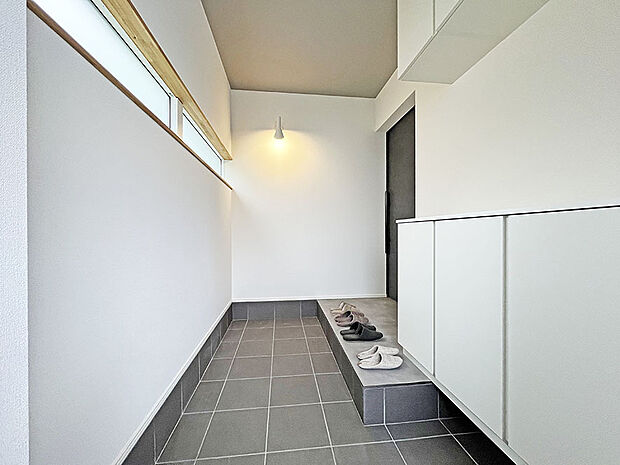 【玄関】しっかり収納出来るシューズクローゼットがあり玄関はいつもすっきりと使えます。