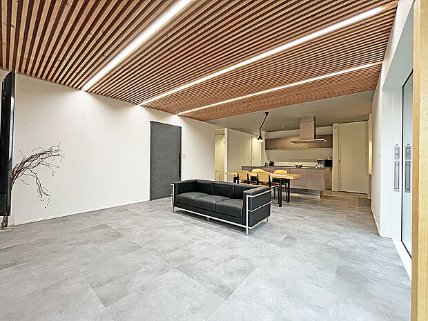 【リビング】ゆったり約２３.２帖のリビング。キッチンからリビングまで一体感のある空間に。