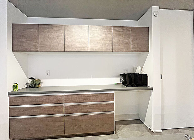 【カップボード】収納たっぷりのカップボード。家電置きや作業スペースとしても◎