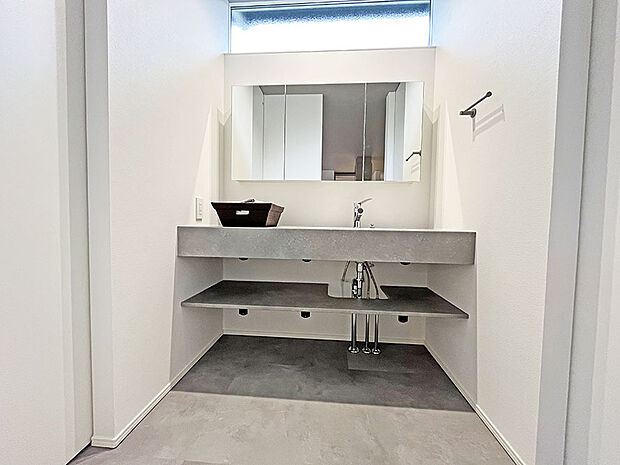 【洗面室】間接照明がお洒落な洗面室。