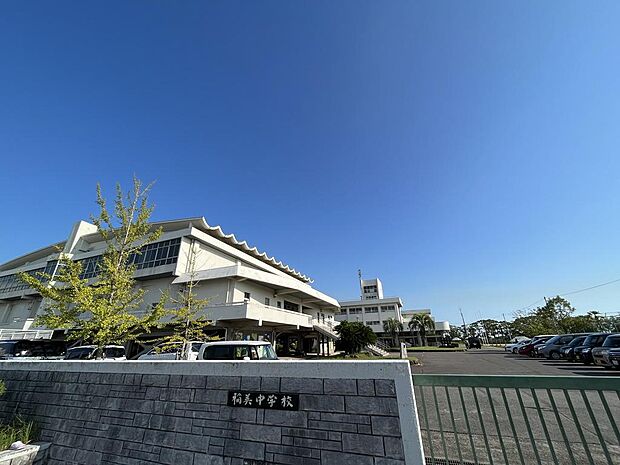 稲美町立稲美中学校まで約1960m 　豊かな心を持ち、自立する生徒の育成を教育目標としています。ともに学びあい、支え合い、高めあう学校像を目指しています。