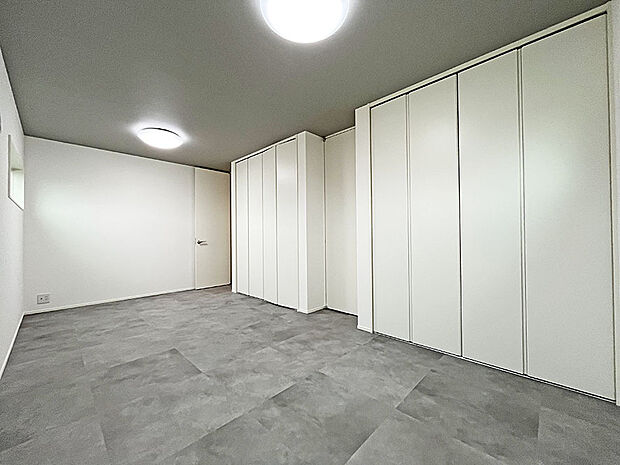 【洋室】続き間で設計された子供部屋。ワークスペースやゲストルームにもなるフレキシブルなスペース。