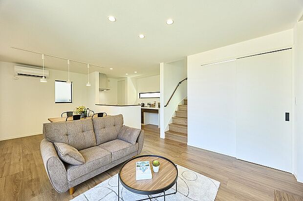 【リビング 】リビング階段なので家族と顔を合わせる機会が多く、コミュニケーションを取りやすくなっています。