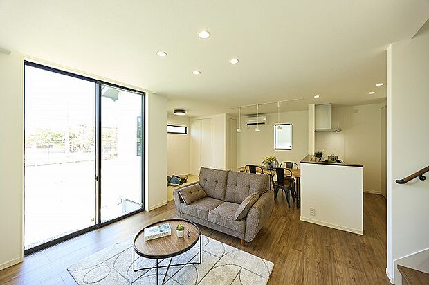 【リビング 】ダイニング、リビング、畳コーナーと家族団らんの時間も広くゆったりと使えます。