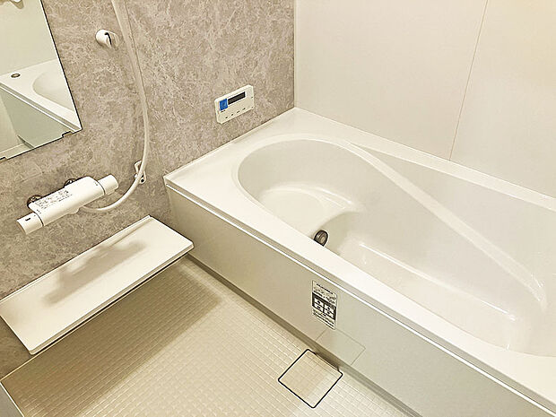 【浴室】広々の浴槽でゆったり入浴出来ます。浴室で洗濯物も干せます。