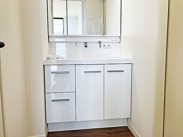 【洗面室】収納力を確保した機能的な洗面化粧台。