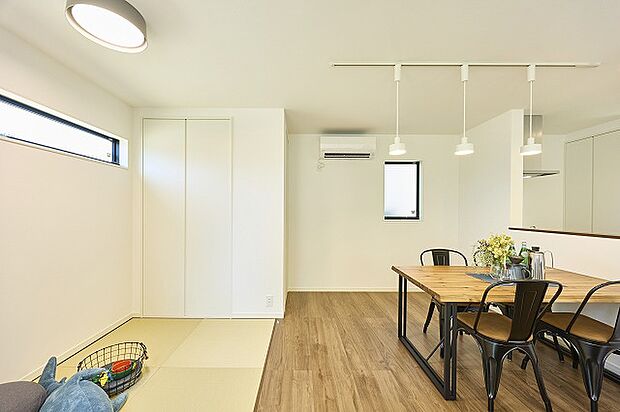 【 畳コーナー 】リビングとつながる畳敷きのお部屋は、キッズスペースにもピッタリです。