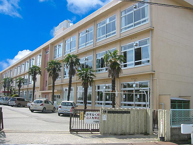 加古川市立平岡南小学校まで約870m 　自 ら 学 び 続 け る 心 豊 か な 子 ど も の 育 成― 生 き る 力 を 育 て る 教 育 活 動 の 充 実 ― を教育目標としています。