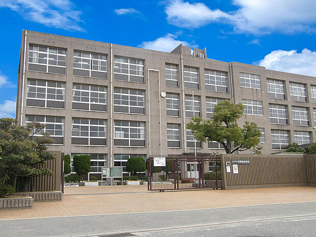 加古川市立平岡南中学校まで約810m 　豊かなこころを持ち 主体的・協同的に取り組む 生徒の育成を目指しています。