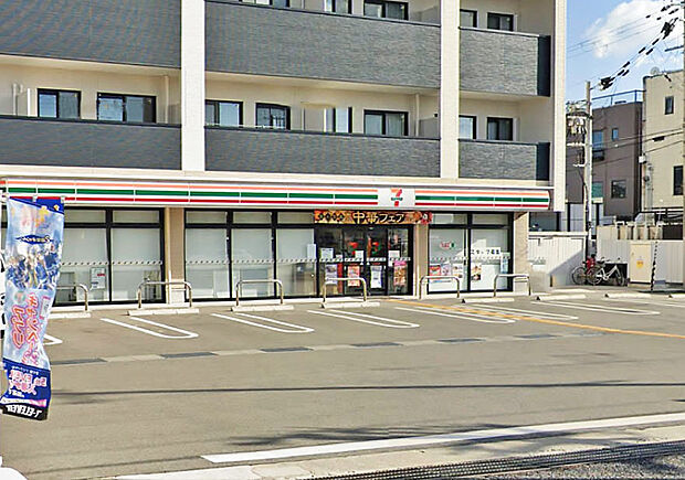 セブンイレブン加古川平岡町店まで約200m 　24時間営業。駐車場完備。軽食や飲み物をはじめ、売店で扱うさまざまな商品を用意。酒類・たばこ類のサービスもあります。マルチコピーサービスあり。