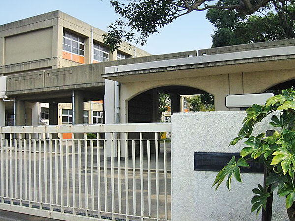 加古川市立神野小学校まで約1790m 　教育目標は、 「自ら学ぶこころ豊かな神野っ子の育成」。