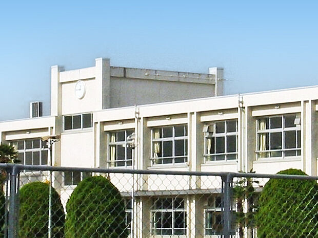 加古川市立山手中学校まで約590m 教育目標は、「自ら学びつづけ たくましく生きる こころ豊かで自立した生徒の育成」。