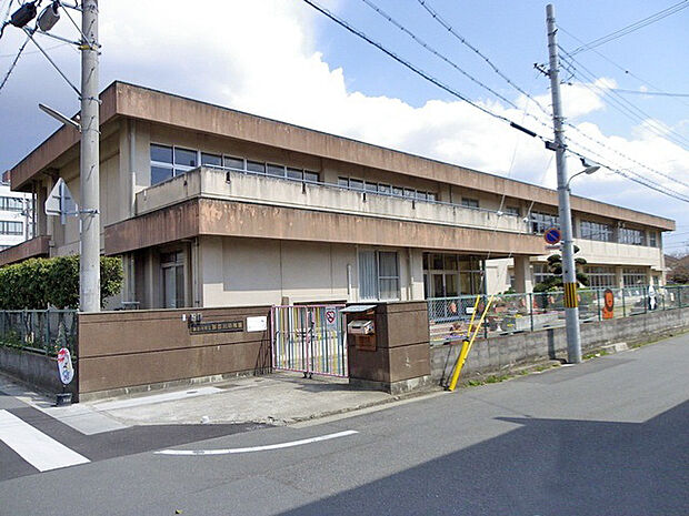 加古川市立加古川幼稚園まで約1230m 　人を愛し人を尊ぶ「和」の精神。恵まれた自然環境の中で、豊かな人格と健やかな身体作りを目指して教育の発展充実に全力を注いでいます。