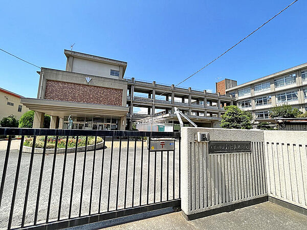 加古川市立加古川小学校まで約1220m 　「健康で豊かな心を持ち、自ら学び続ける子どもの育成」を学校教育目標としています。