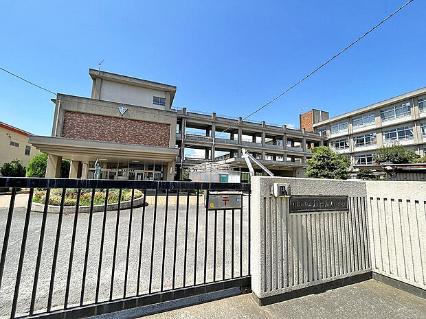 加古川市立加古川小学校まで約1220m 　「健康で豊かな心を持ち、自ら学び続ける子どもの育成」を学校教育目標としています。