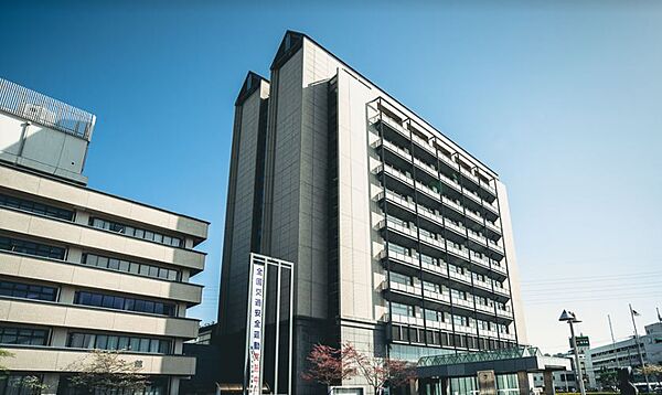 加古川市役所まで約1310m 　 8：30～17：15開庁。地域住民の窓口となって行政サービスの提供を行っています。