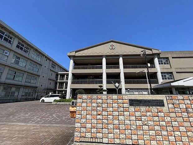 加古川市立氷丘小学校まで約680m 　「人間性豊かな氷丘っ子の育成」自ら学び辛抱強く努力する心豊かな子を学校教育目標としています。