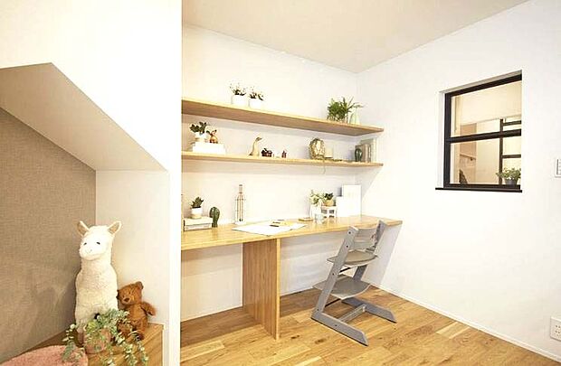 【スタディコーナー】ハイハイ時期のねんねスペースとしてや、学童期の学習スペースとしてカウンタ―デスクが重宝します。シェルフ等を活用すればライフスタイルに合わせた使い方が可能です。