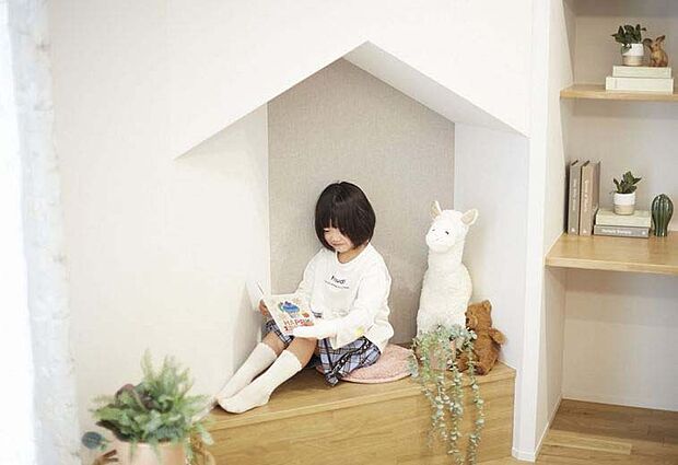 【プチヌック】図書館や本屋さんを参考にした子供ヌック。腰かけて本を読みだす仕掛け♪