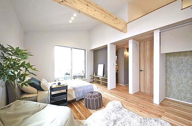 【寝室】ロフト付きの主寝室兼洋室。バルコニーに出れば満点の星空も楽しめる♪