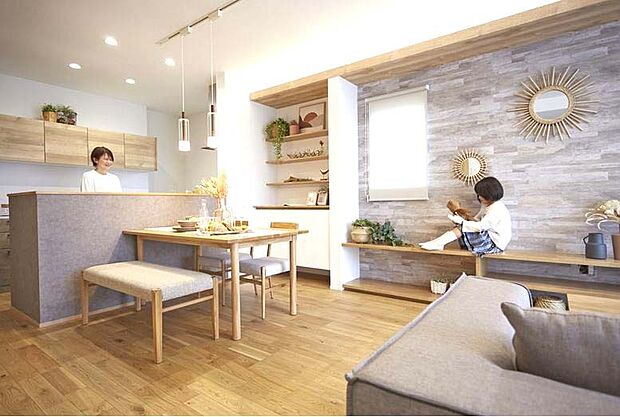 【良野モデルハウス】広々20.2帖のＬＤＫ。ベンチ型テレビボードは好きな所に腰かけて本を読んだり会話を楽しんだり♪モデルハウスの内覧予約随時受付中。