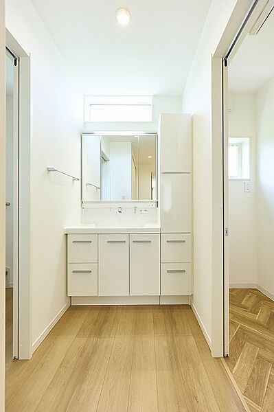 【洗面室】広々の洗面室で朝の支度ラッシュも快適に使えます。