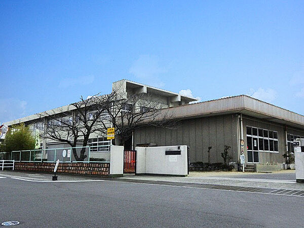 加古川市立平岡東幼稚園まで約850m 　教育目標を「自分で考え行動する 心やさしい子」としています。家庭・地域との連携を大事にしています。